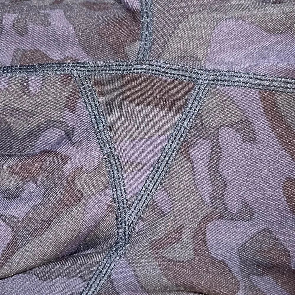 EUC Dark Camo Capri Yoga Leggings with Two Side Pockets and Interior Back Pocket
